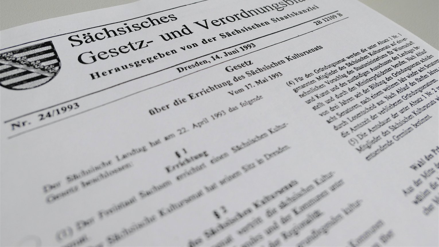 Ein Textausschnitt aus dem Sächsischen Gesetz- und Verordnungsblatt aus dem Jahr 1993 zeigt einen Ausschnitt aus dem Gesetz über die Errichtung des Sächsischen Kultursenats.