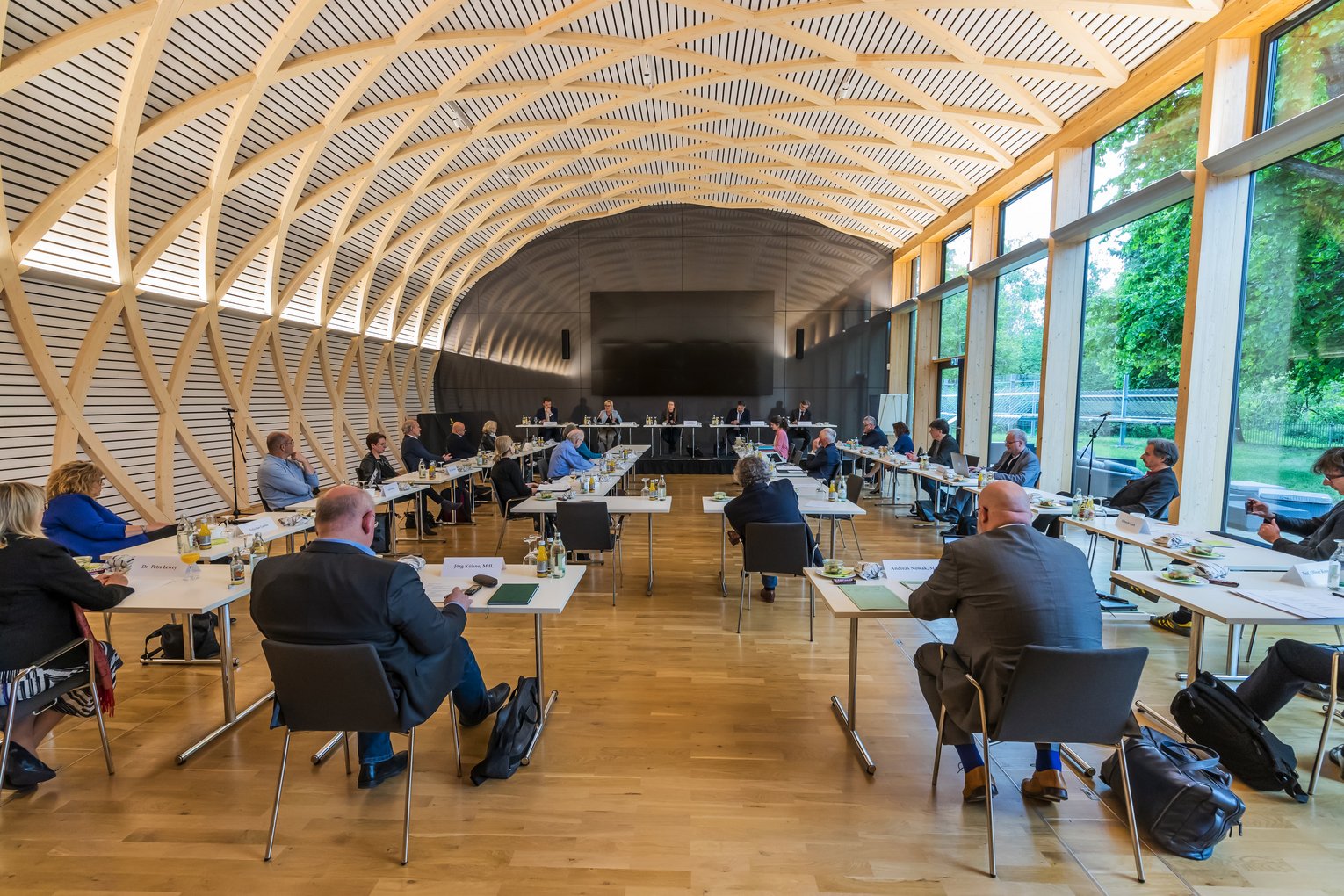 Die Mitglieder des Sächsischen Kultursenats sitzen im Kreis angeordnet an Tischen und führen eine Senatssitzung in einem hellen Saal durch.